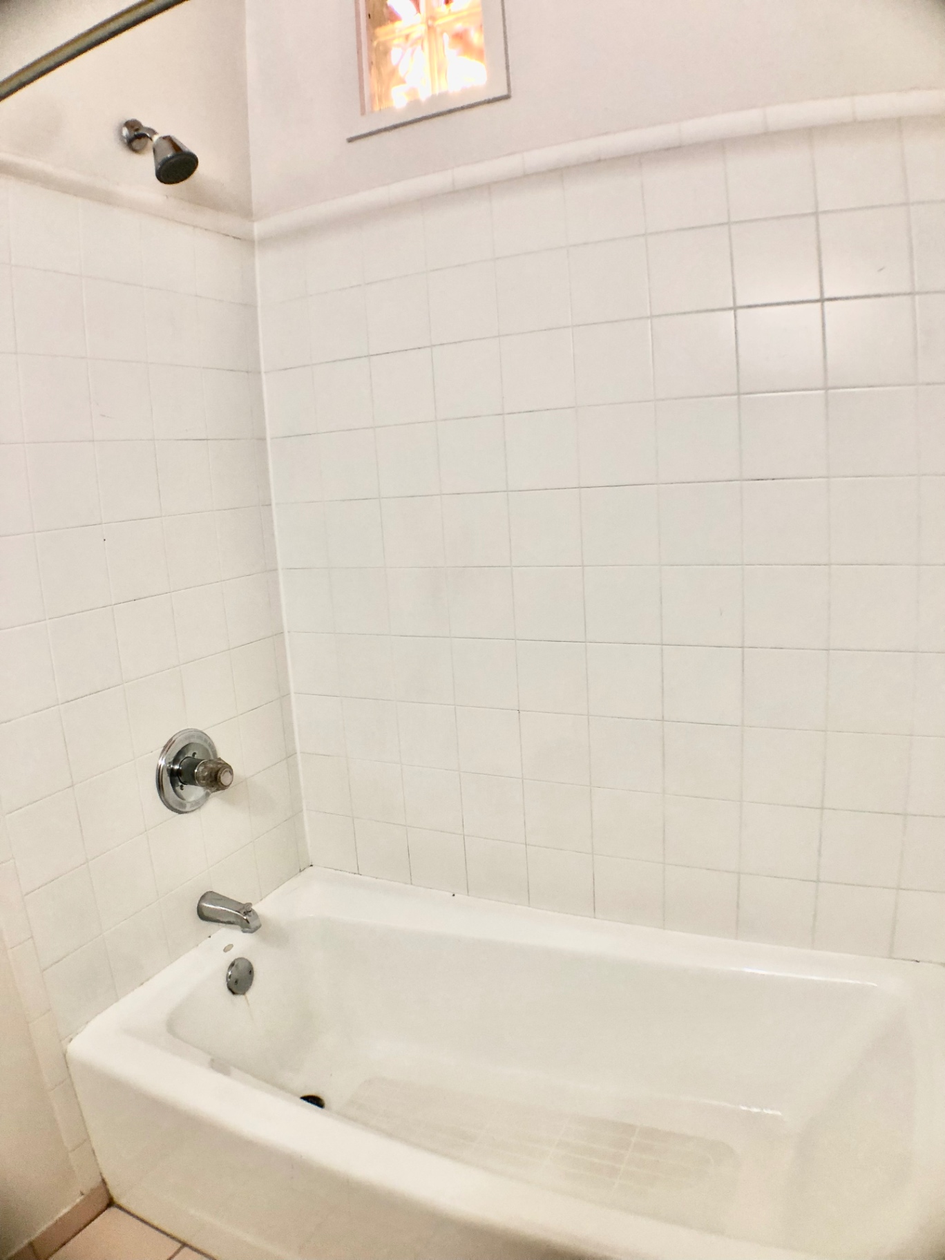 2040 Iuka Ave House bathroom with tiled tub/shower surround