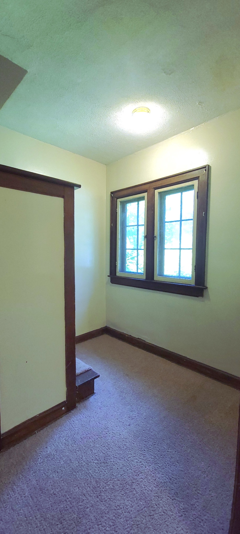 2054 Iuka Ave. C small carpeted study/nook with casement windows and built-in step