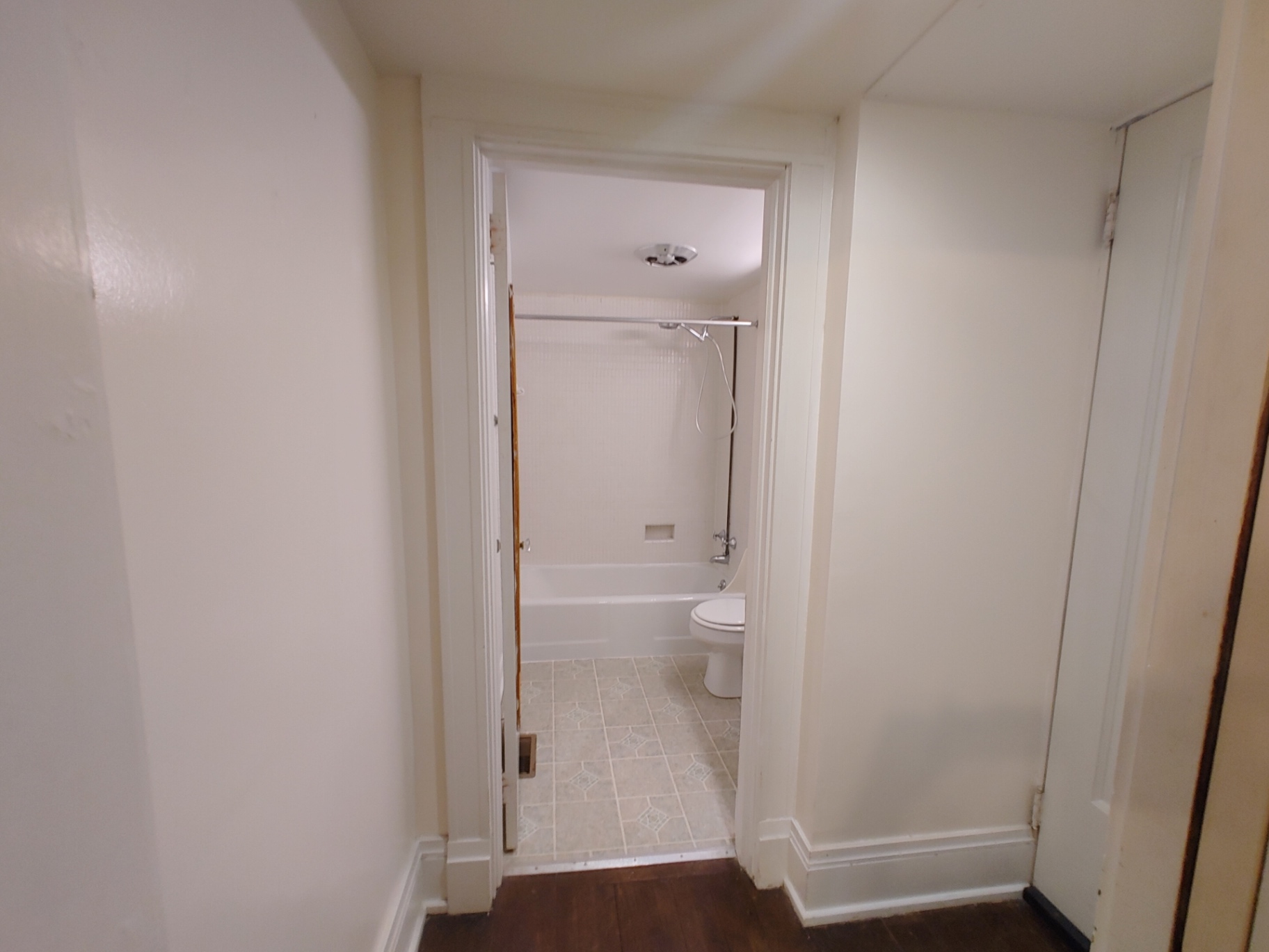 2026 Iuka Ave B hallway view into the full bathroom with tub/shower