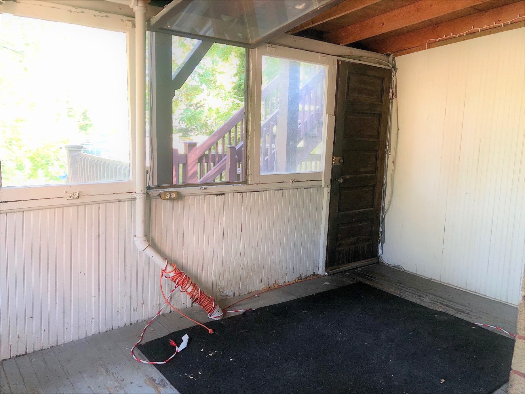 372 B E 14th Ave. private screened-in back porch with entry door