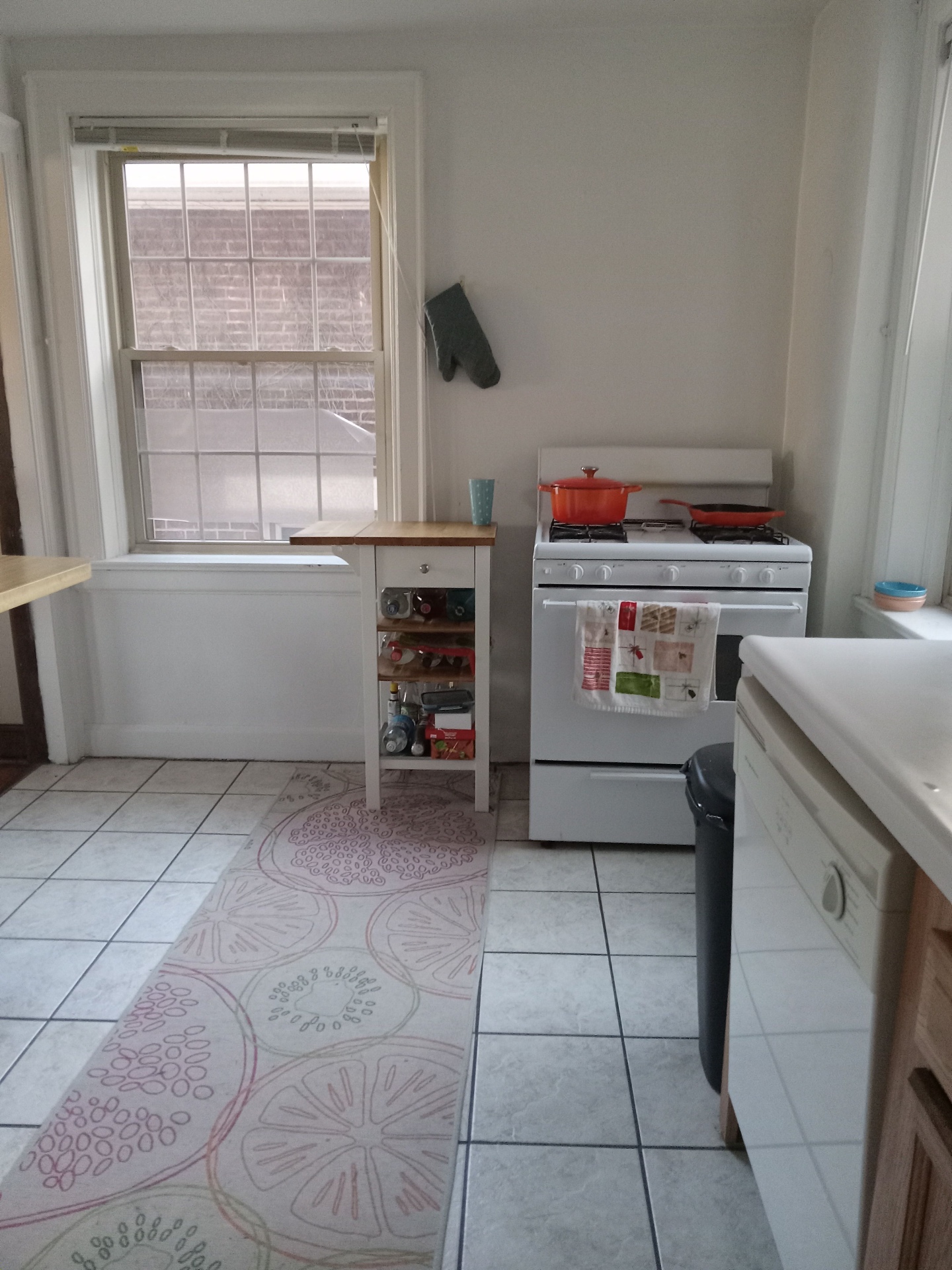 Unit E kitchen with gas stove and dishwasher