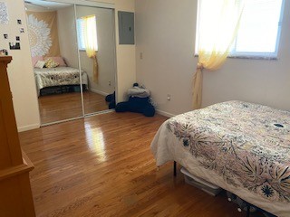 1827 N 4th St. Unit 7 bedroom with mirrored closet doors and hardwood-look floors