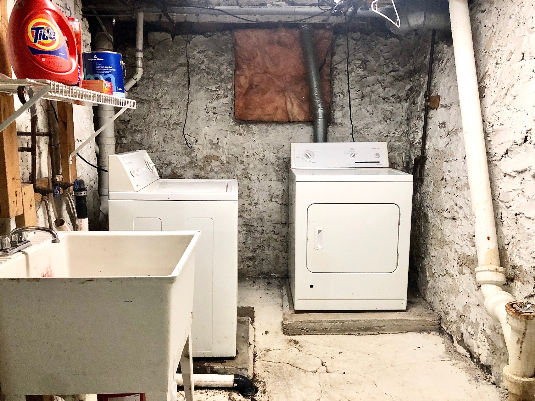 2015 Summit St. basement laundry with washer, dryer, and utility sink