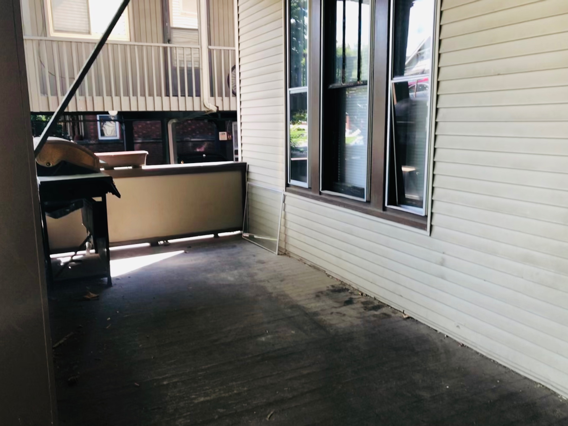 2015 Summit St. covered side porch overlooking the neighborhood