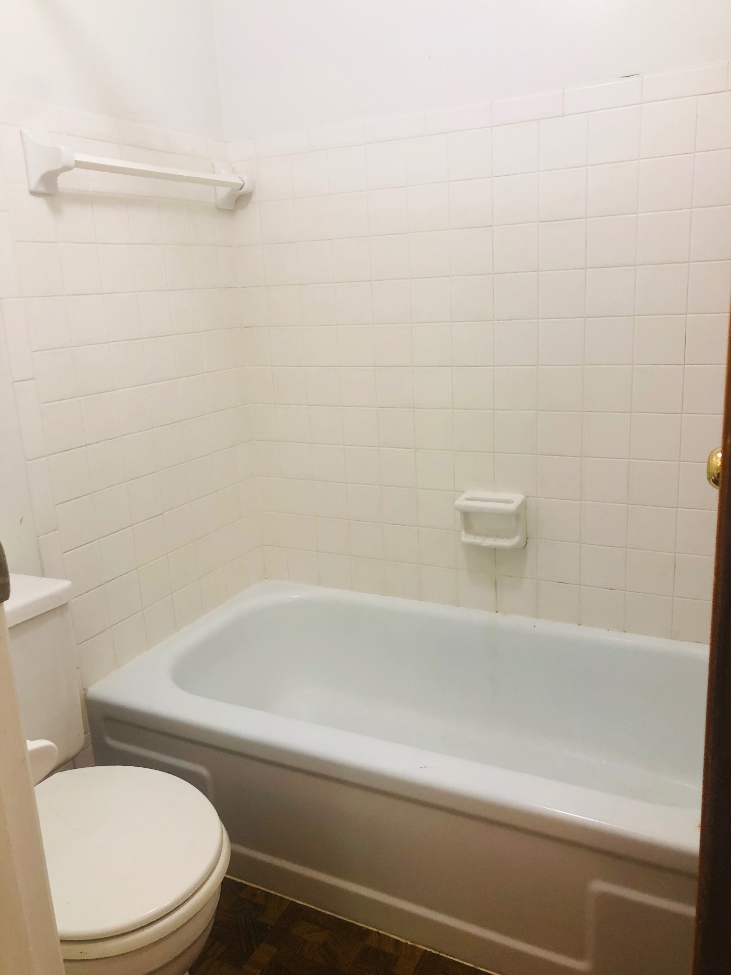 2028 Summit St. tiled tub/shower and toilet