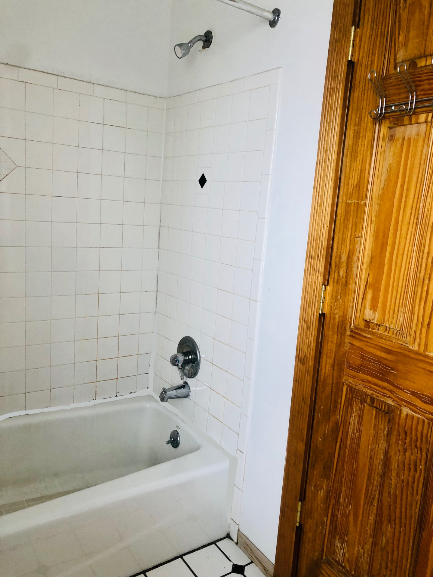 77 E Patterson Ave. tiled tub/shower with diamond accent and full-height tile surround