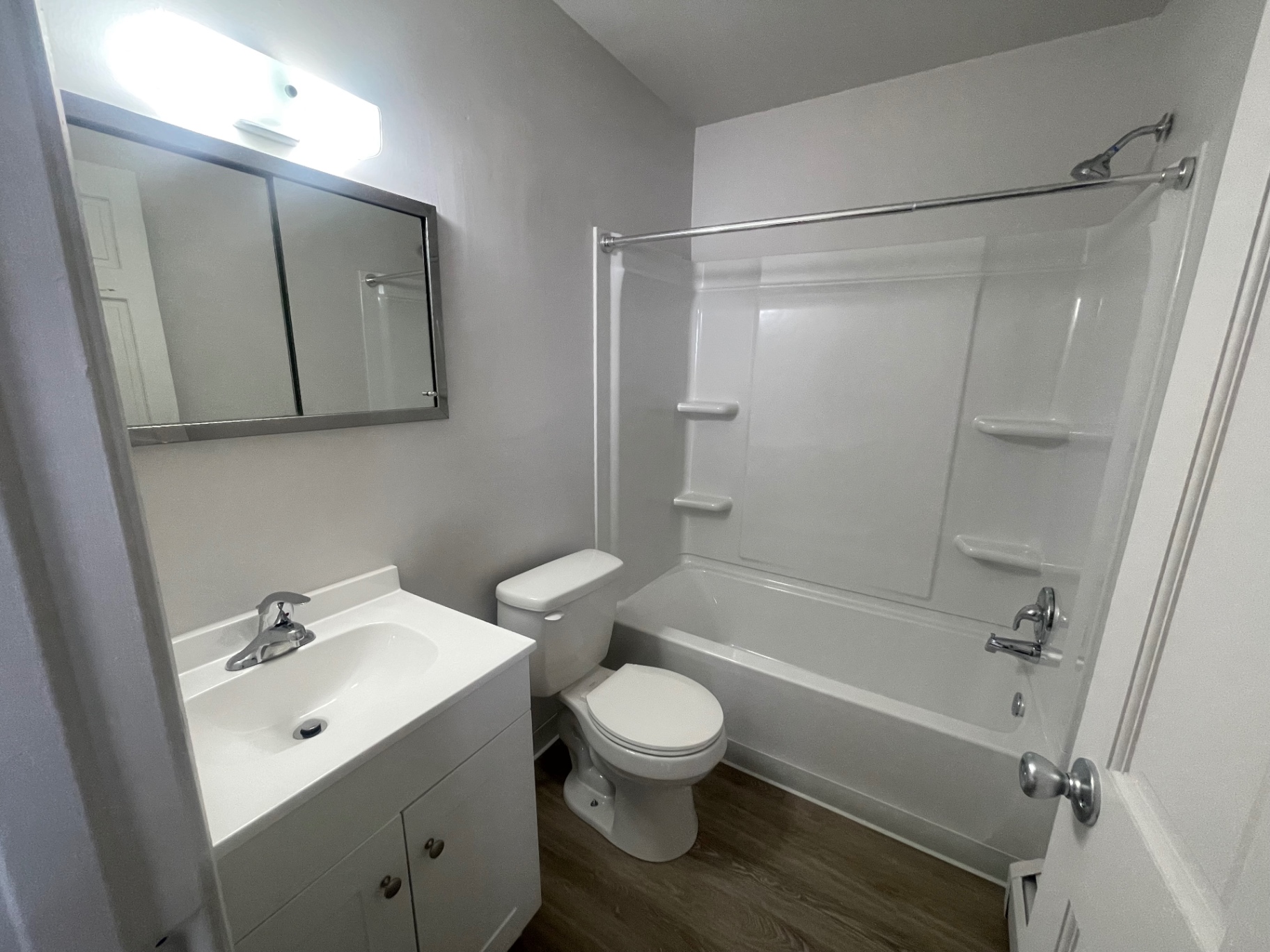 1827 N 4th St. Unit 8 bathroom with mirrored medicine cabinet and tub/shower combo