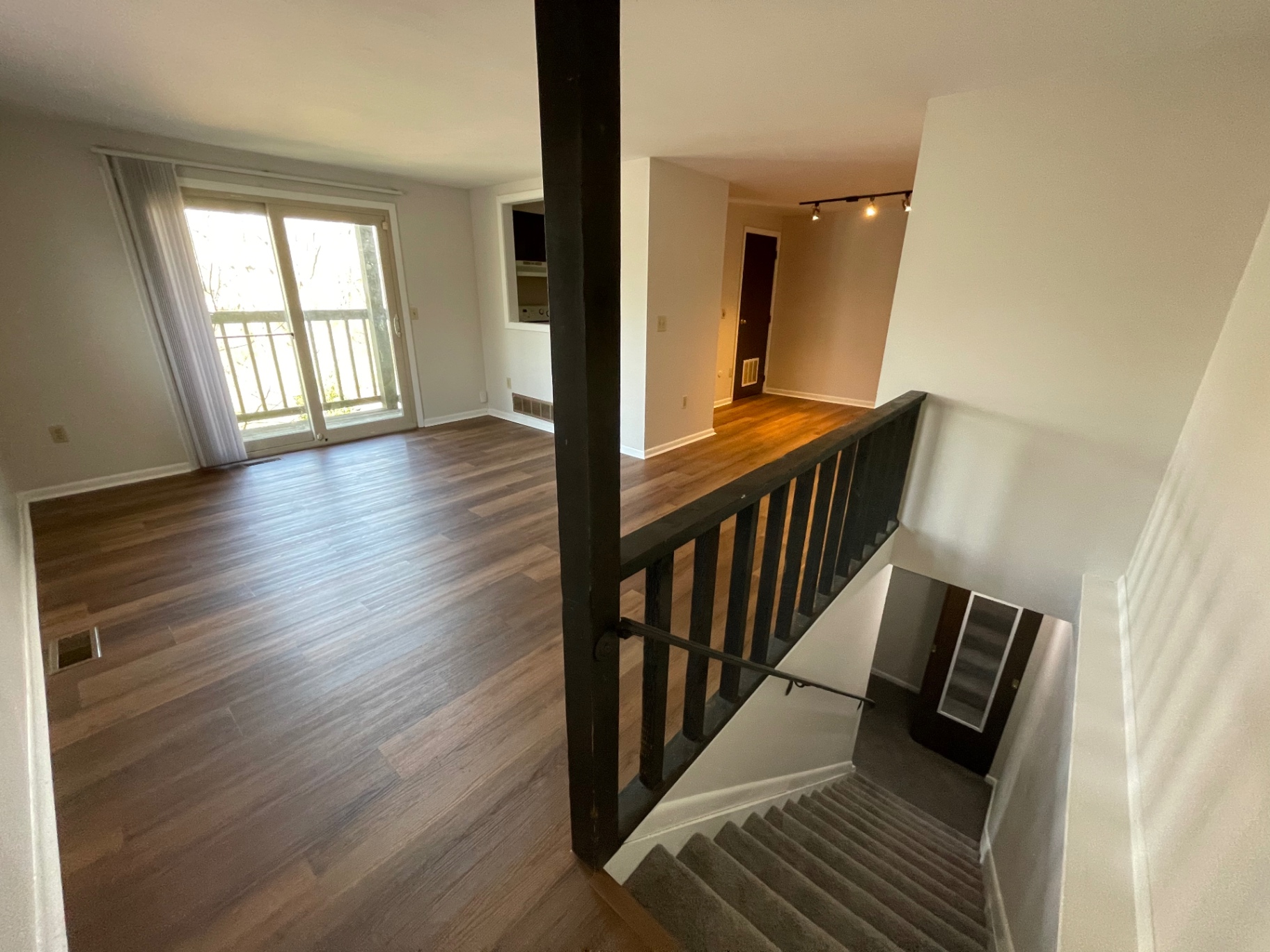 2020 Summit St. upper level landing with plank flooring, balcony access, and open stairwell