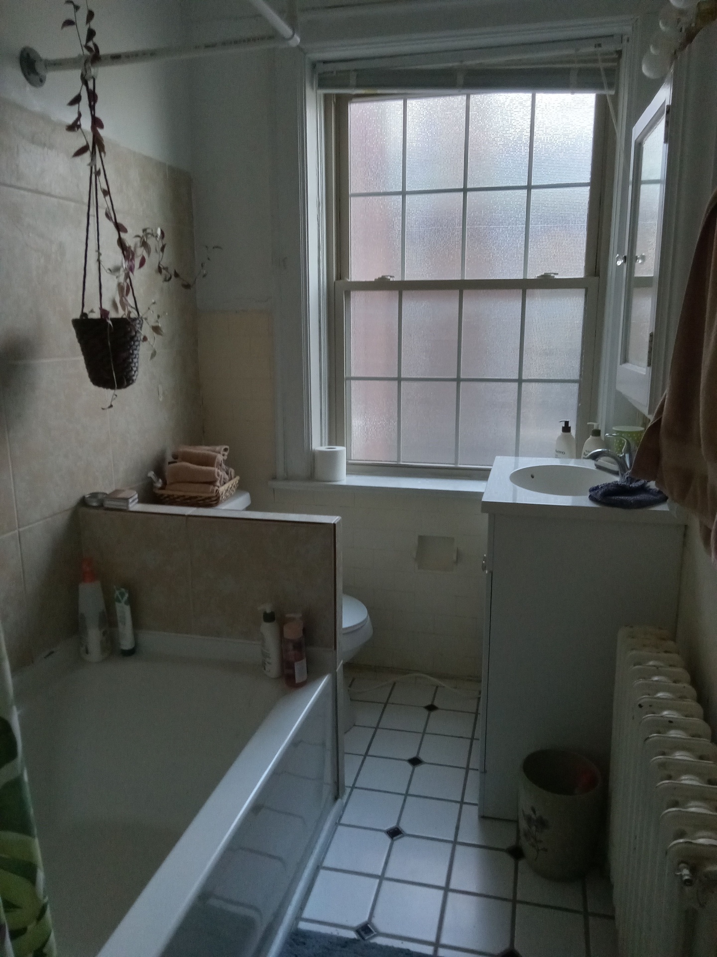 Unit E bathroom with tub and vanity