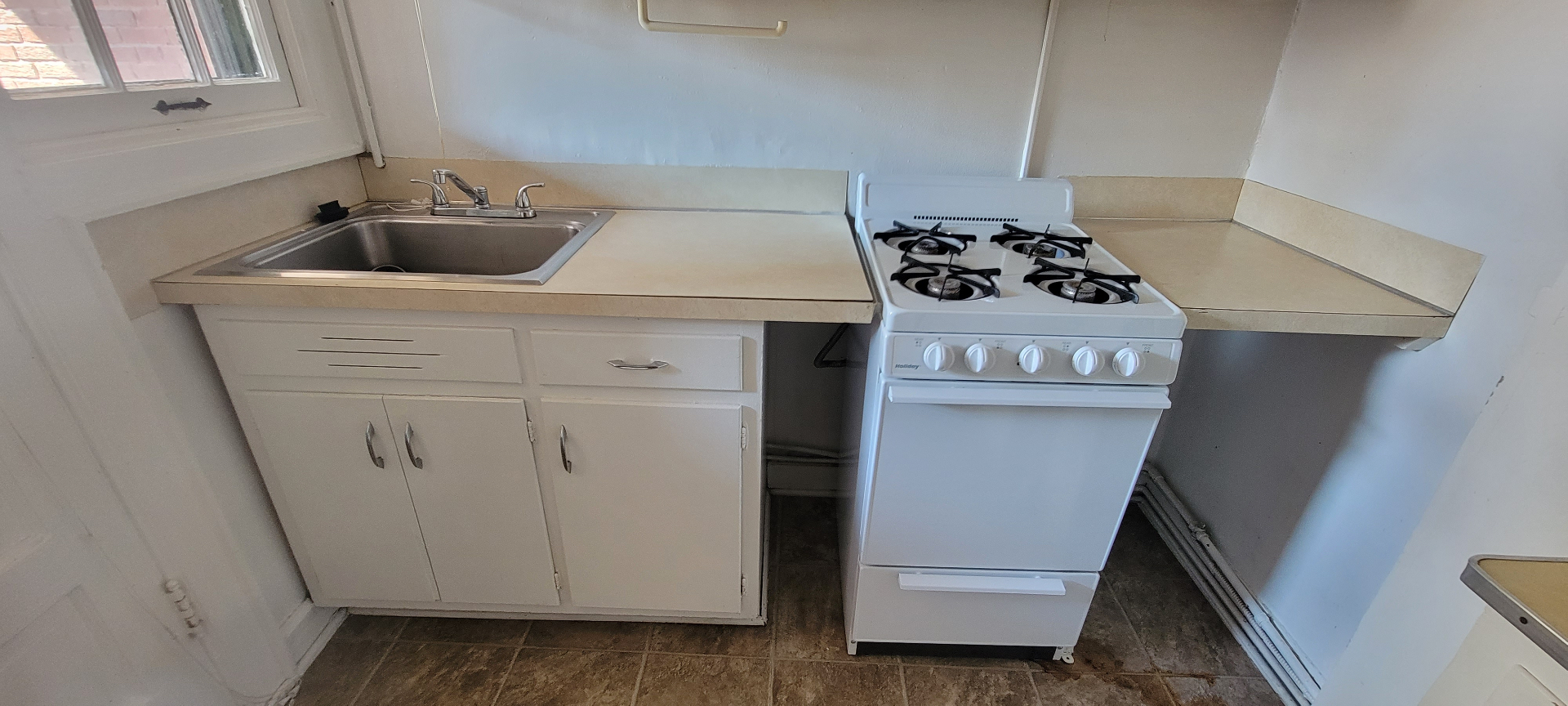 2044 Iuka Ave. D kitchen with sunny window over the sink and 4-burner gas range