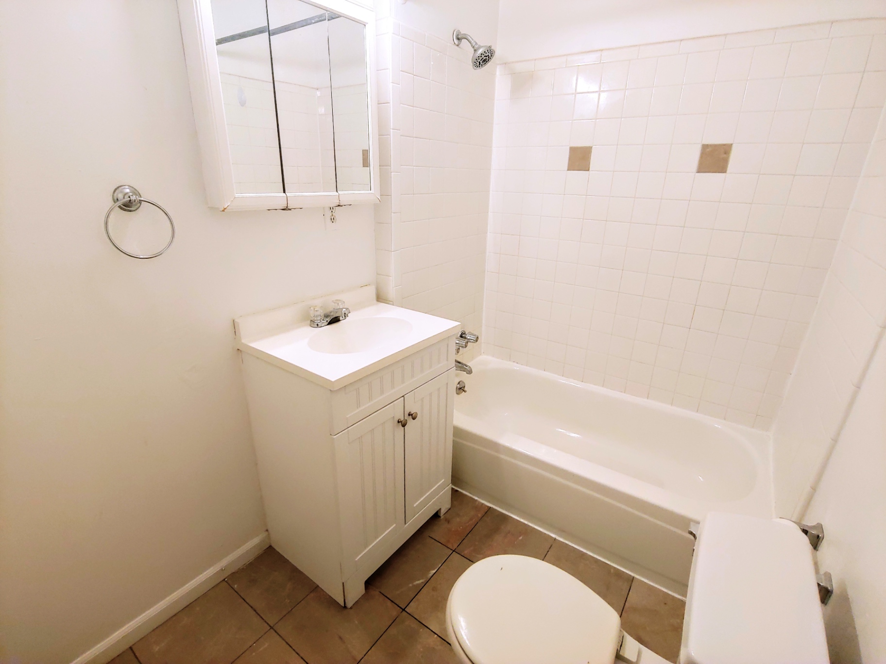 1818 Summit St. bathroom with white subway tile tub surround, medicine cabinet, and pedestal vanity