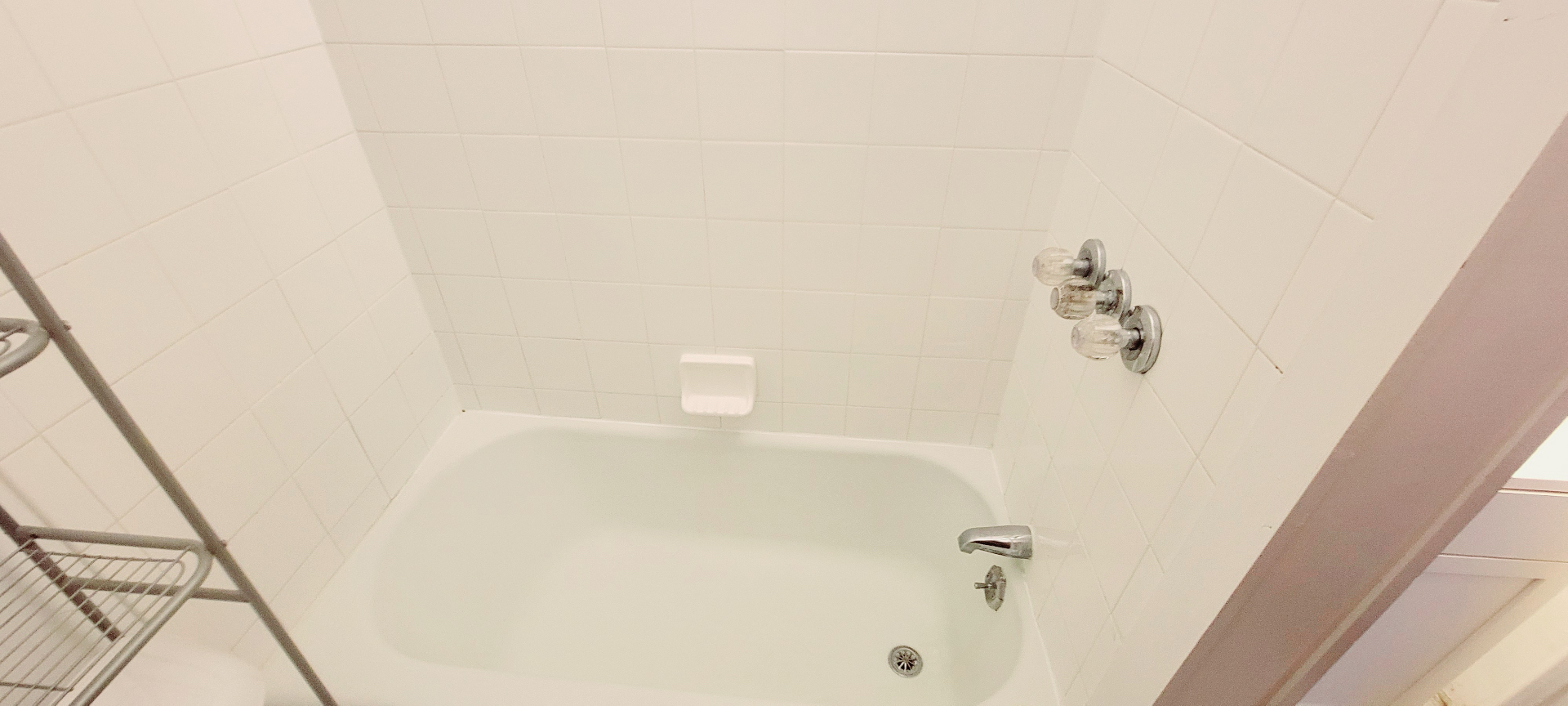 2054 Iuka Ave. C bathroom tub and tile surround