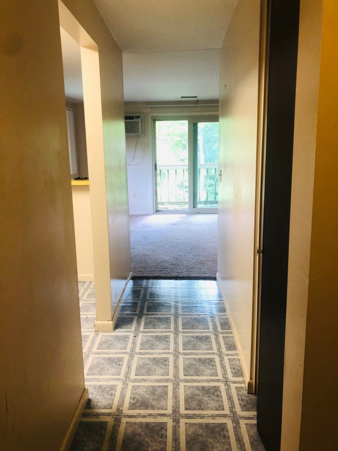 2028 Summit St. tiled entry hallway leading into the living room