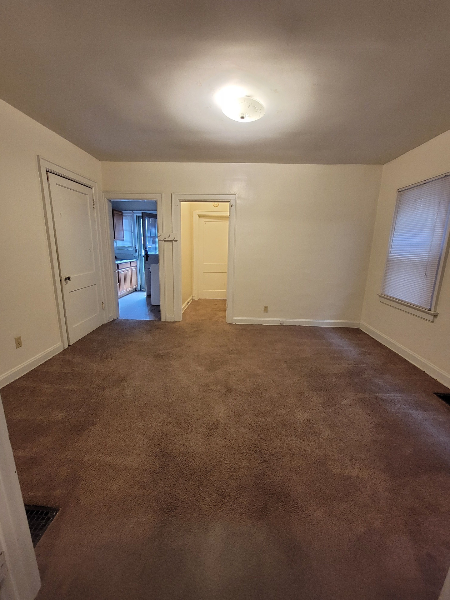 2048 Iuka Ave. B middle room view toward the kitchen